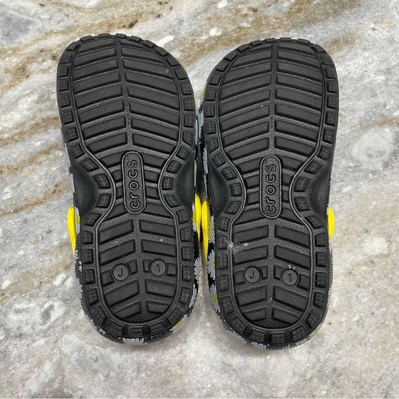 CROCS CROCS Lined Classic Clog Vacay Vibe Daisy Print Girls Size J1 Yellow Black - Picture 8 of 9